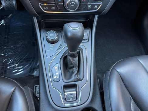 Used 2019 Jeep Cherokee Latitude Plus w/ Cold Weather Group AWD/4WD image 35