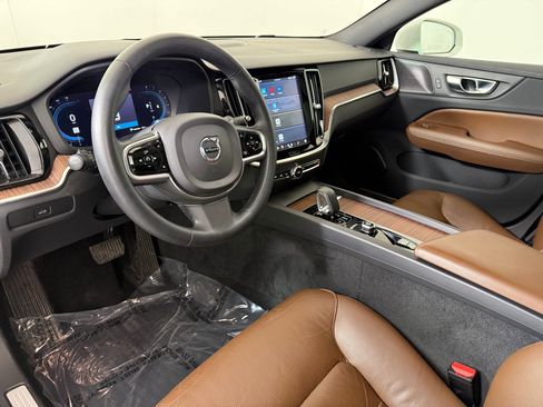Used 2023 Volvo V60 B5 Cross Country Plus w/ Climate Package image 4