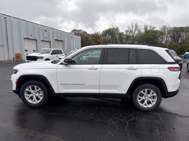 Used 2024 Jeep Grand Cherokee Limited w/ Trailer Tow Package AWD/4WD image 5