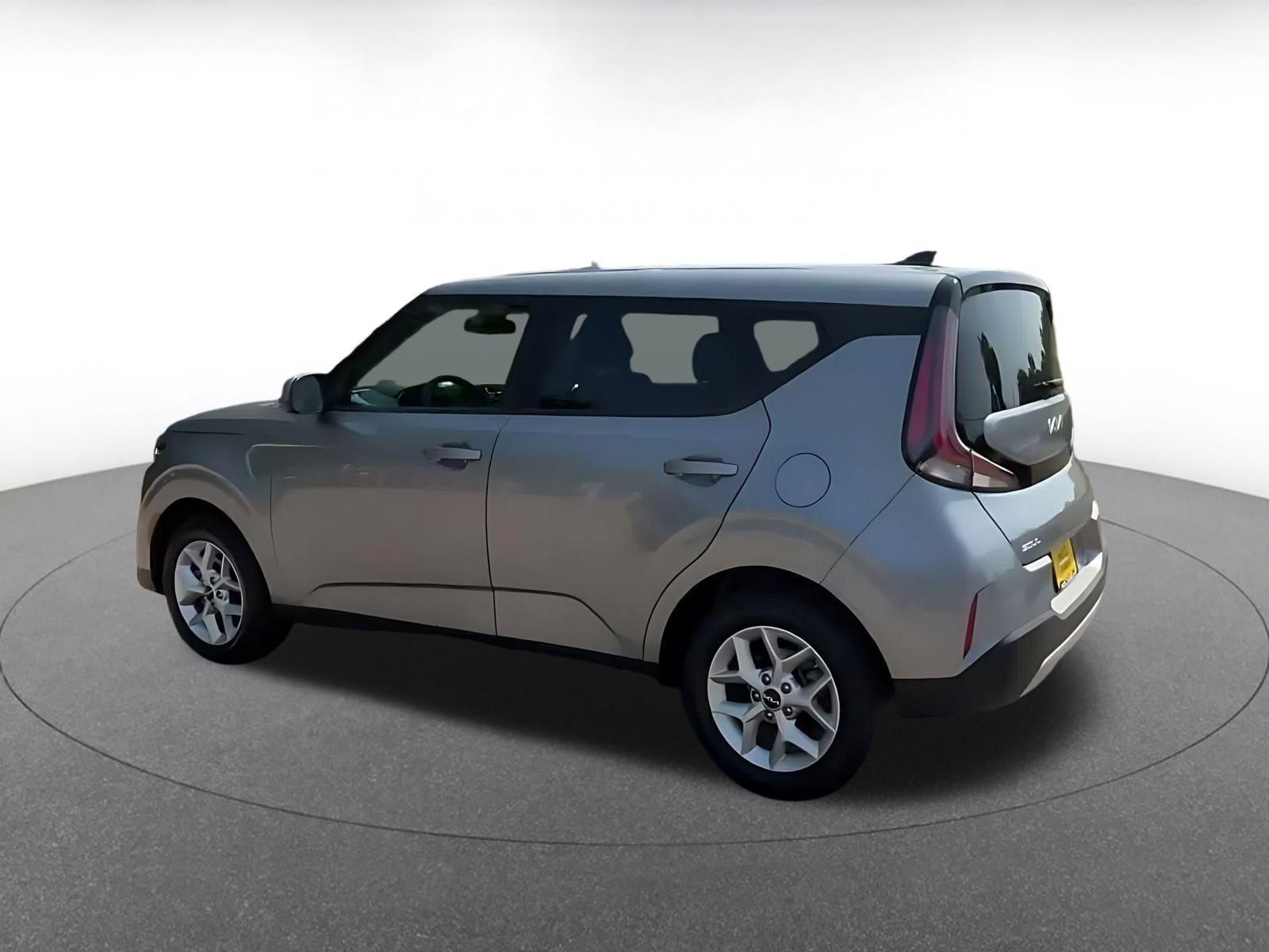 Used 2025 Kia Soul LX w/ LX Technology Package FWD image 9