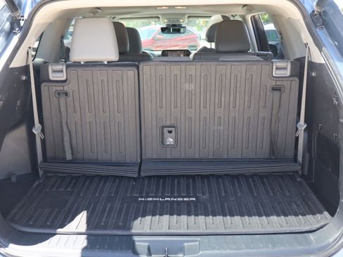 Used 2022 Toyota Highlander XLE AWD/4WD image 30