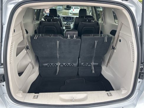 Certified 2023 Chrysler Pacifica Touring-L image 28