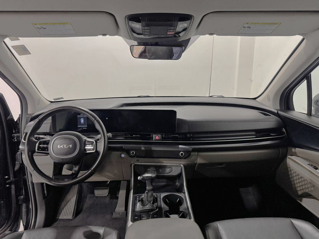 Used 2025 Kia Carnival FWD image 2