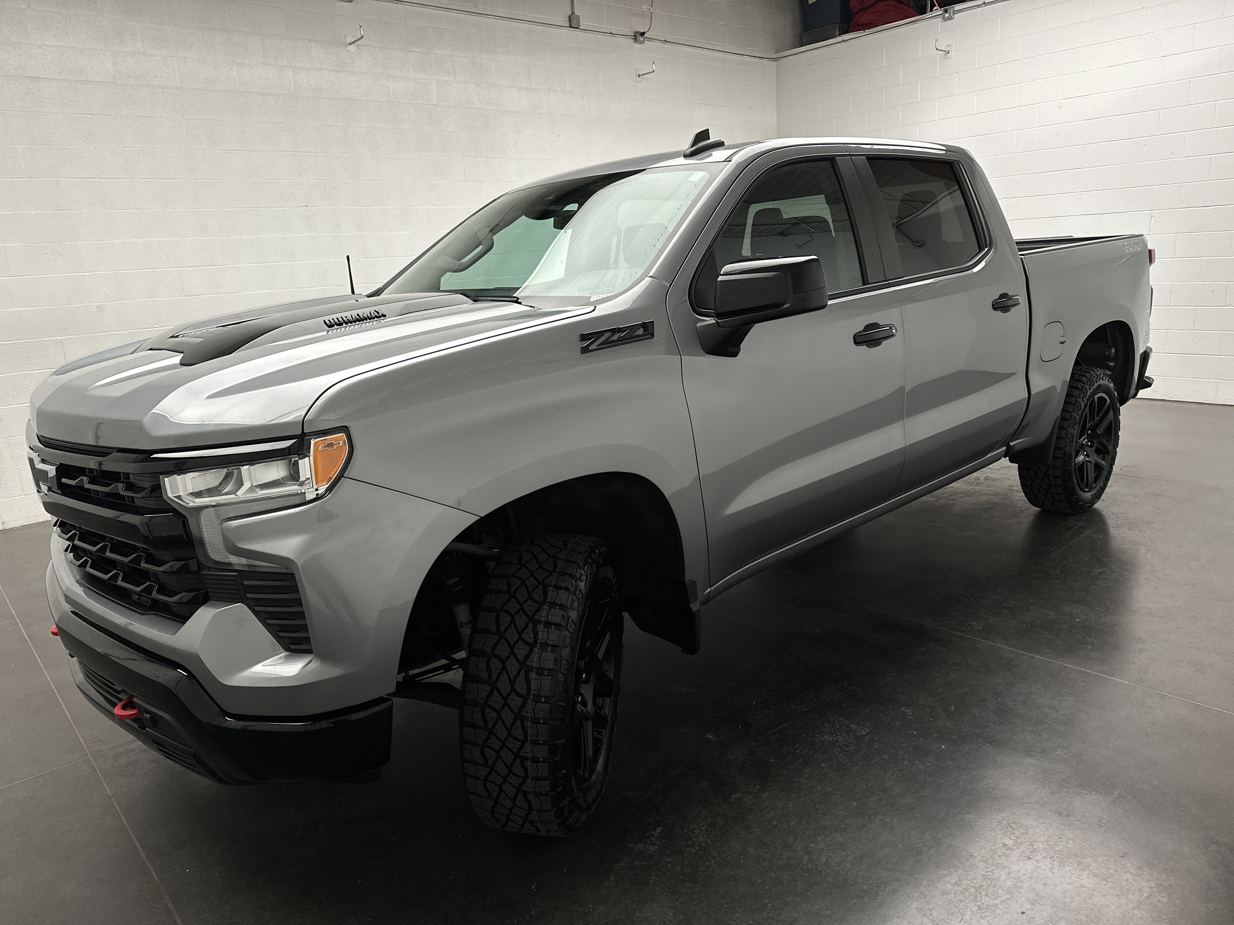 Used 2024 Chevrolet Silverado 1500 LT Trail Boss w/ LPO, Dark Essentials Package AWD/4WD image 4