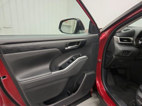 Used 2024 Toyota Highlander XLE FWD image 21