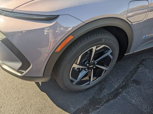 New 2026 Chevrolet Equinox EV LT image 10