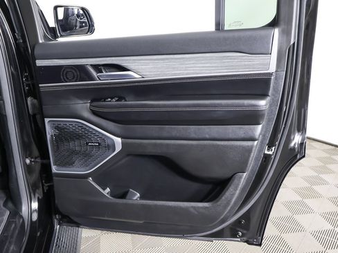 Used 2023 Jeep Wagoneer Series II AWD/4WD image 29