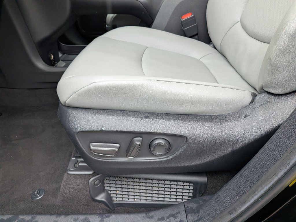 Used 2026 Toyota Sienna XLE FWD image 31