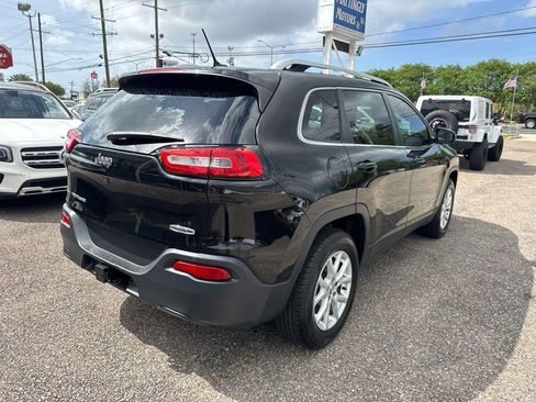 Used 2017 Jeep Cherokee Latitude FWD image 8