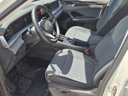 Certified 2026 Volkswagen Tiguan SE w/ Panoramic Sunroof Package FWD image 11