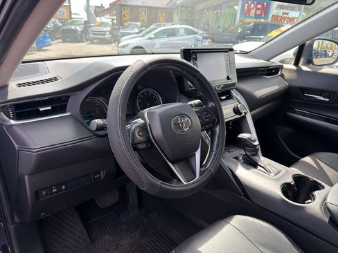 Used 2021 Toyota Venza LE w/ Carpet Mat Package (TMS) image 13