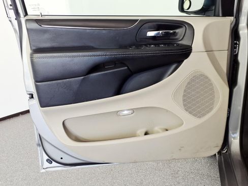 Used 2017 Dodge Grand Caravan SXT FWD image 21