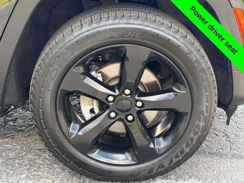 Used 2022 Jeep Grand Cherokee Altitude AWD/4WD image 32