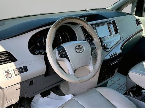 Used 2012 Toyota Sienna XLE w/ Premium Pkg FWD image 17