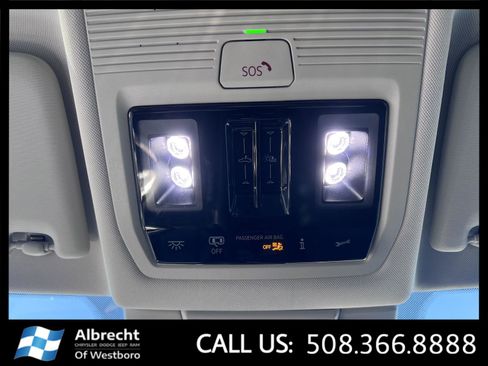 Used 2025 Volkswagen Tiguan SE image 30