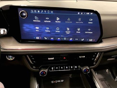 Used 2025 Chevrolet Suburban Z71 image 29