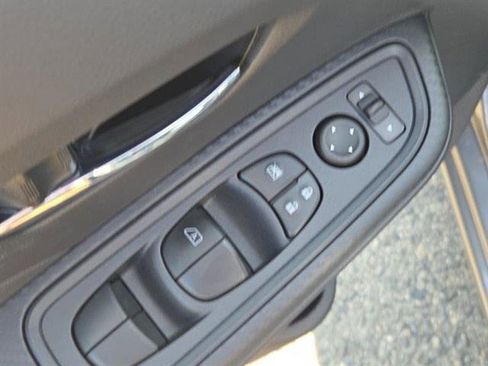 Used 2025 Nissan Versa SV w/ Trunk Package image 38