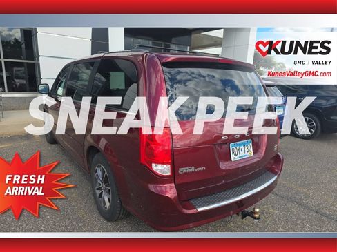 Used 2017 Dodge Grand Caravan SXT w/ Driver Convenience Group FWD image 2