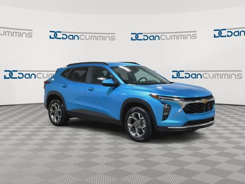 New 2026 Chevrolet Trax LT w/ LT Convenience Package FWD image 2