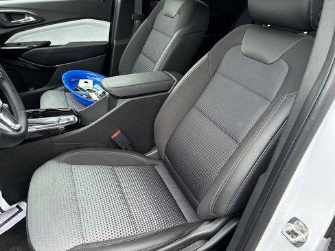 Used 2025 Chevrolet Trax LT w/ LT Convenience Package image 11