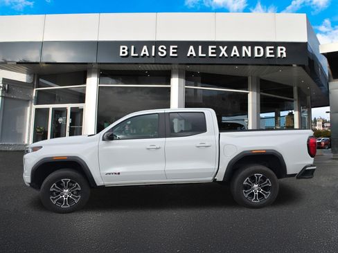 Used 2023 GMC Canyon AT4 w/ Canyon Safety Plus Package AWD/4WD image 9