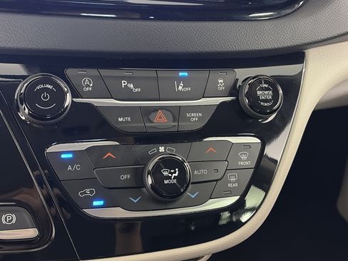 Used 2023 Chrysler Pacifica Touring-L FWD image 26