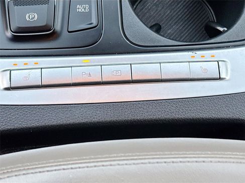 Used 2025 Kia Carnival FWD image 21