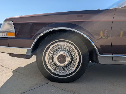 Used 1987 Lincoln Continental Signature RWD image 28