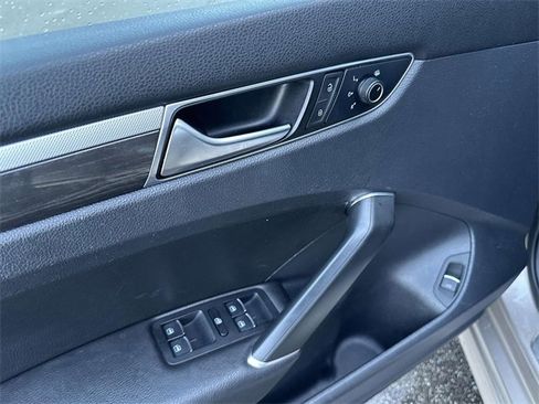 Used 2017 Volkswagen Passat 1.8T SEL Premium image 20