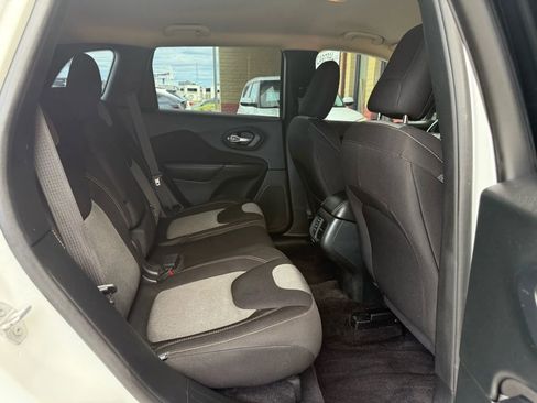 Used 2016 Jeep Cherokee Sport image 27