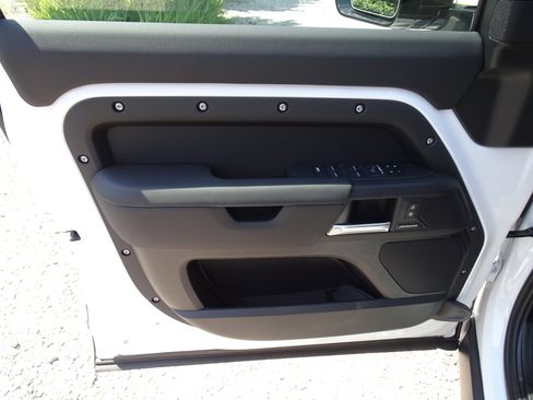 New 2025 Land Rover Defender 110 S image 8