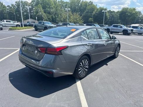 Used 2025 Nissan Altima 2.5 SV FWD image 4