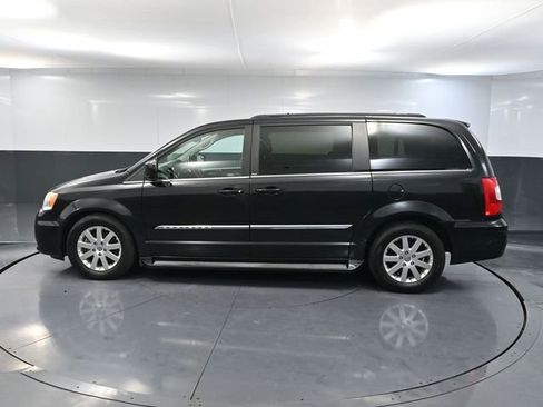 Used 2013 Chrysler Town & Country Touring image 8