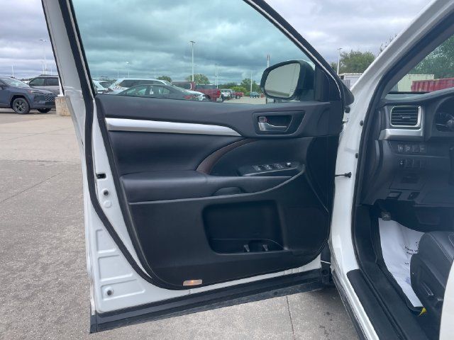 Used 2019 Toyota Highlander XLE AWD/4WD image 20