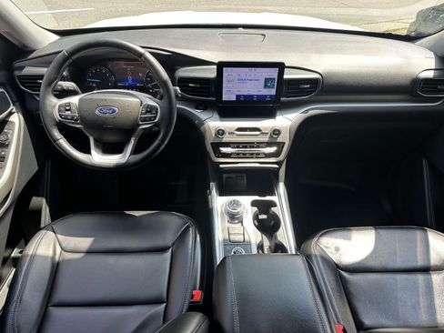 Used 2023 Ford Explorer XLT w/ Equipment Group 202A AWD/4WD image 19
