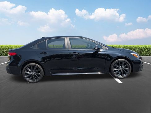 Used 2025 Toyota Corolla SE FWD image 3