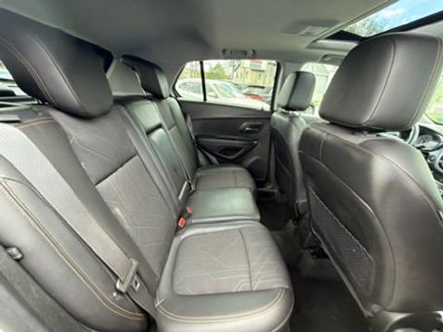Used 2019 Chevrolet Trax LT w/ Sun & Sound Package image 27