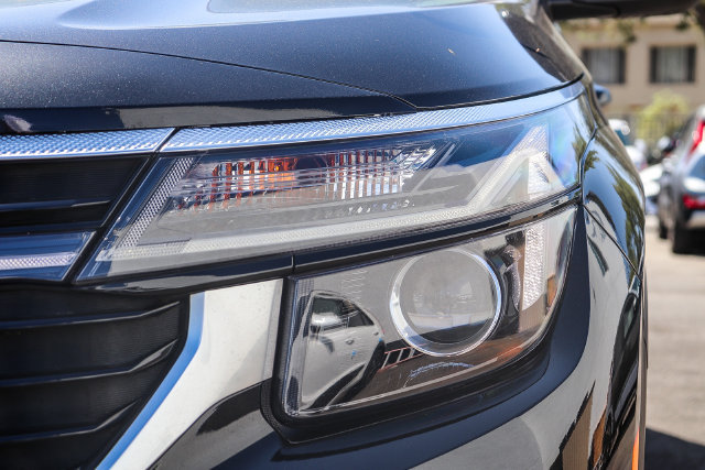 Certified 2025 Kia Seltos EX FWD image 5