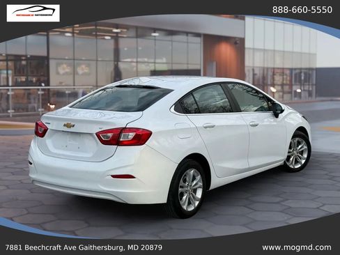Used 2019 Chevrolet Cruze LT w/ Convenience Package FWD image 3