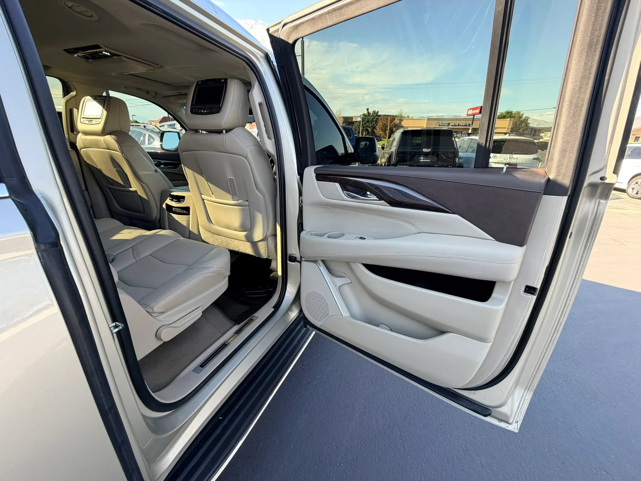 Used 2017 Cadillac Escalade ESV Premium Luxury AWD/4WD image 26