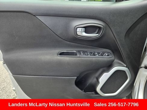 Used 2019 Jeep Renegade Latitude AWD/4WD image 22