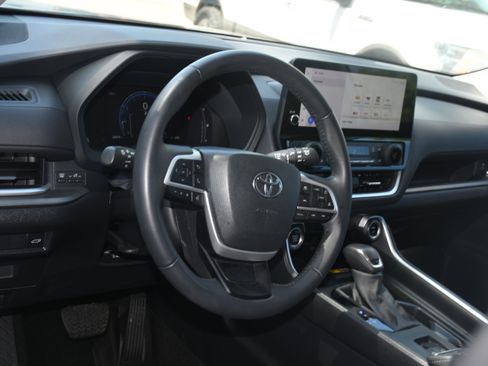 Used 2025 Toyota Grand Highlander AWD image 8
