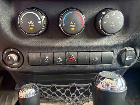 Used 2017 Jeep Wrangler Unlimited Sahara AWD/4WD image 19