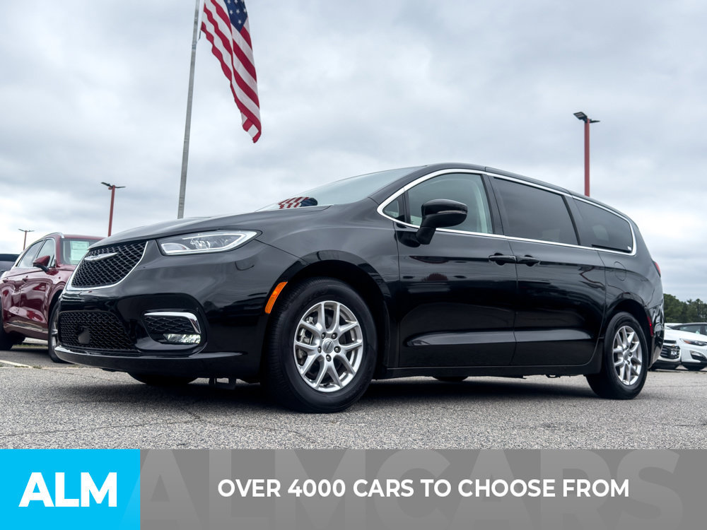 Used 2023 Chrysler Pacifica Touring-L FWD image 2
