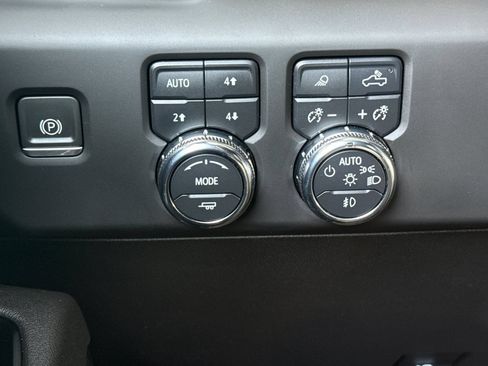 Used 2024 GMC Sierra 2500 AT4 w/ AT4 Premium Plus Package AWD/4WD image 40