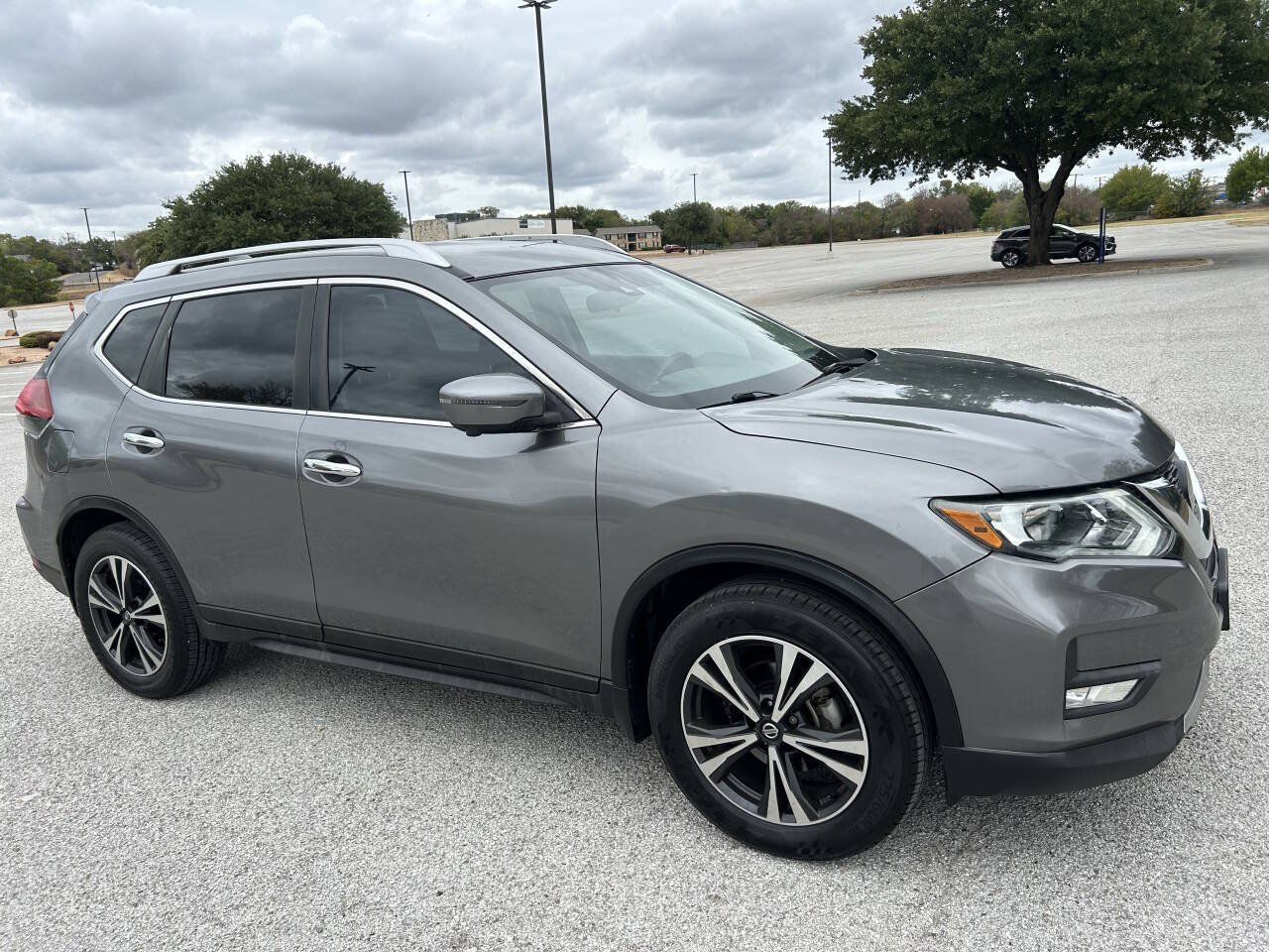 Used 2019 Nissan Rogue SV w/ Premium Package FWD image 5