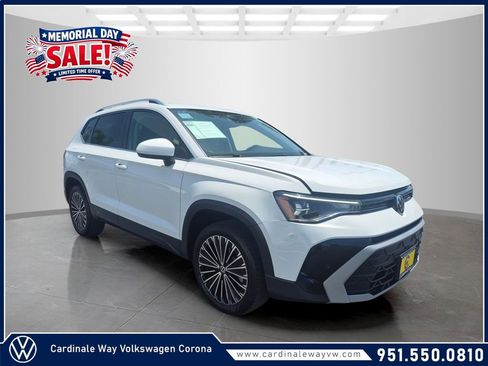 Used 2025 Volkswagen Taos SE FWD image 1