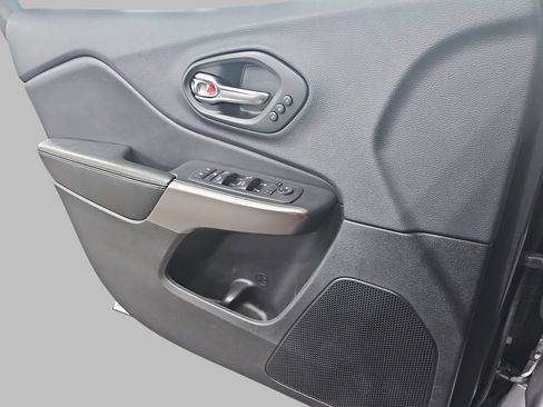 Used 2019 Jeep Cherokee Limited AWD/4WD image 32