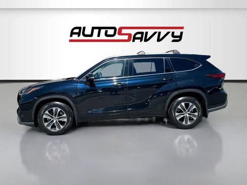 Used 2022 Toyota Highlander XLE AWD/4WD image 4