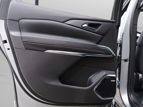 Used 2025 Chevrolet Traverse RS image 31